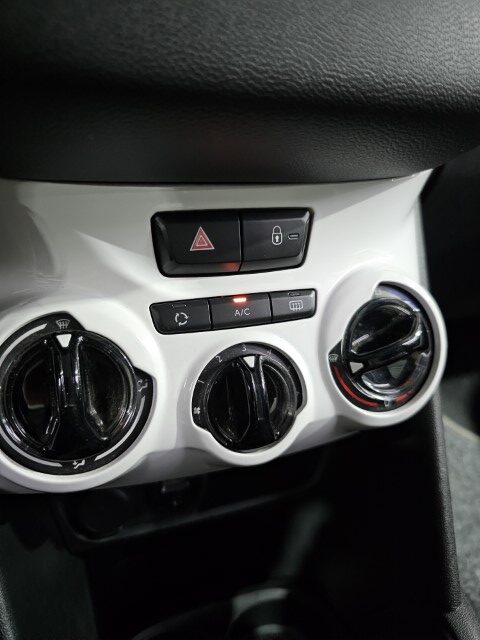 PEUGEOT 208 1.2i LIKE