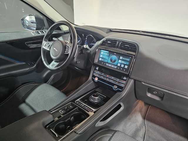 Jaguar F-Pace 2.0 AWD R-SPORT