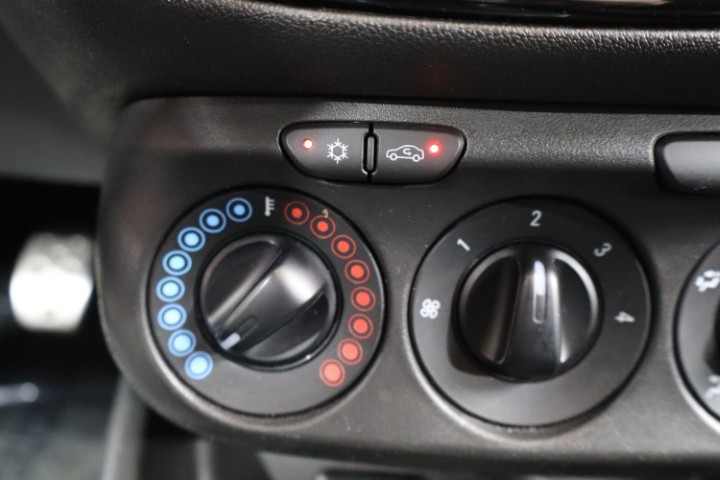 Opel Corsa 1.2i Black Edition