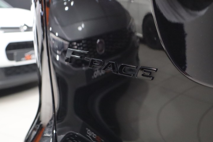 Jaguar F Pace 2.0 D MHEV AWD D165 R-Dynamic Black