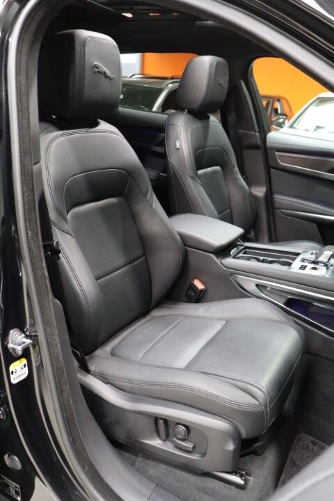 Jaguar F Pace 2.0 D MHEV AWD D165 R-Dynamic Black