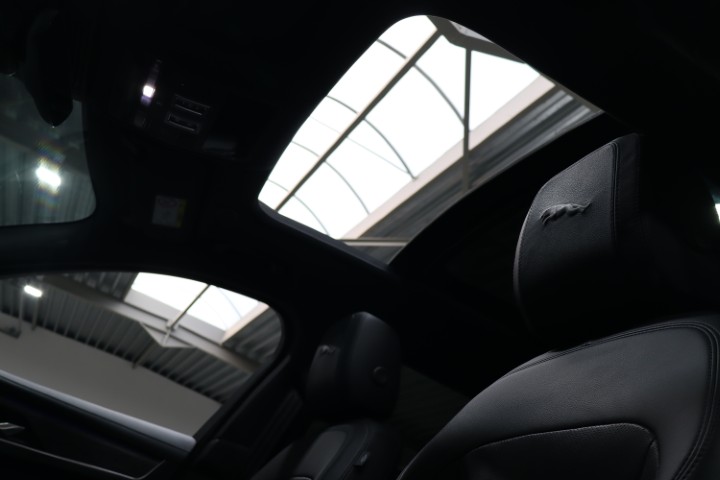 Jaguar F Pace 2.0 D MHEV AWD D165 R-Dynamic Black